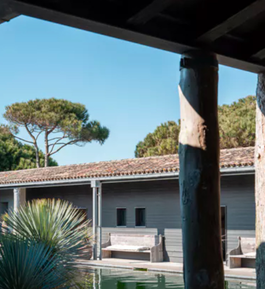 Maison rétaise vue depuis une terrasse