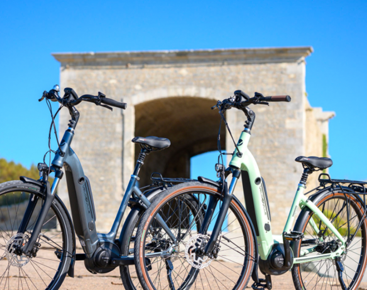 Vélos devant une arche en pierre